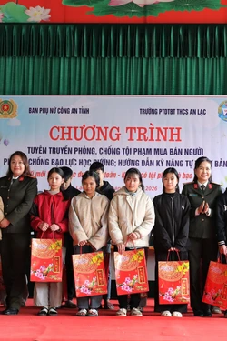 'Tết ấm' nơi miền núi, gắn kết nghĩa tình quân - dân