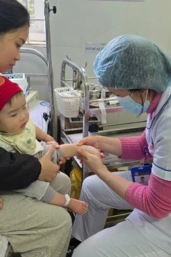 'Giữ nhiệt' cho các trường học, bệnh viện vùng cao ngày giá rét