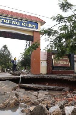 Quyên góp, hỗ trợ học sinh vùng lũ để các em sớm trở lại học tập