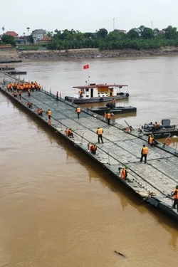 Cầu phao Phong Châu hoạt động trở lại