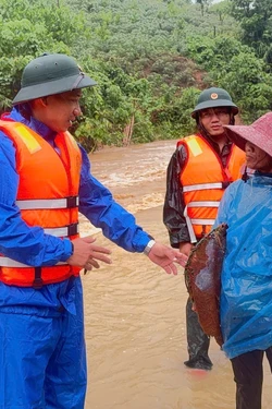 Lực lượng Biên phòng kịp thời hỗ trợ người dân khắc phục hậu quả mưa lũ