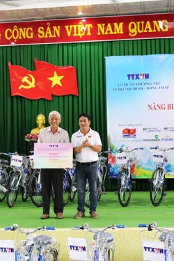 Tiếp sức trẻ em nghèo vùng biên giới đến trường