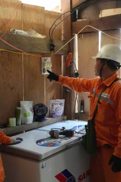 Quảng Ngãi hoàn thành đưa điện lưới quốc gia về khu vực dân cư đặc biệt