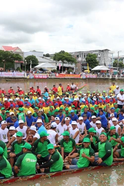 Tưng bừng giải đua ghe Ngo của đồng bào Khmer Vĩnh Long