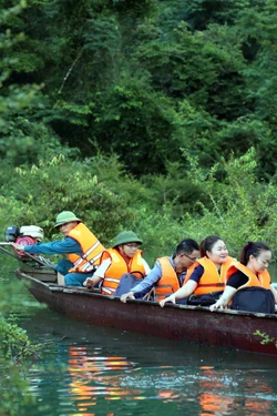 Vượt lũ dữ mang con chữ đến vùng biên viễn