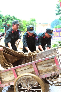 Nghệ An dồn sức khắc phục hậu quả lũ dữ