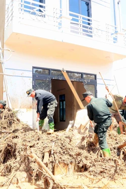 500 cán bộ, chiến sĩ hỗ trợ người dân xã Chiềng Sơ khắc phục hậu quả thiên tai