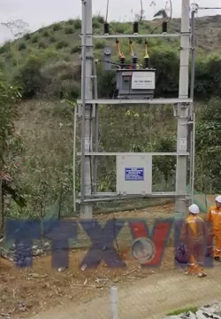 Vượt núi, băng rừng, thắp sáng bản xa