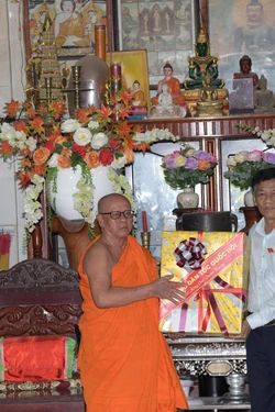 Chủ tịch Hội đồng Dân tộc Quốc hội chúc mừng đồng bào Khmer nhân Tết Chôl Chnăm Thmây