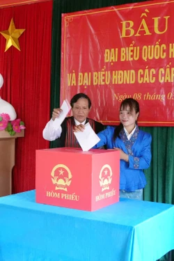 Rộn ràng ngày hội bầu cử sớm ở xã miền núi biên giới Trường Sơn