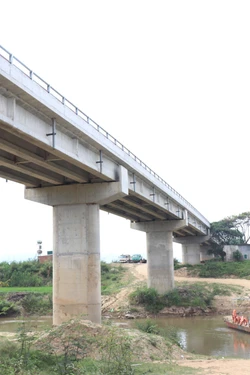 Thiếu đường dẫn lên cầu, người dân vẫn phải qua sông bằng phà