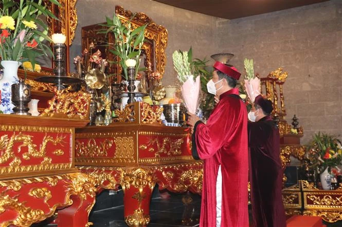 Đền thờ Vua Hùng ở Cần Thơ đón hàng chục ngàn lượt khách tham quan, dâng hương, hoa mỗi ngày
