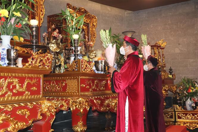 Đền thờ Vua Hùng ở Cần Thơ đón hàng chục ngàn lượt khách tham quan, dâng hương, hoa mỗi ngày