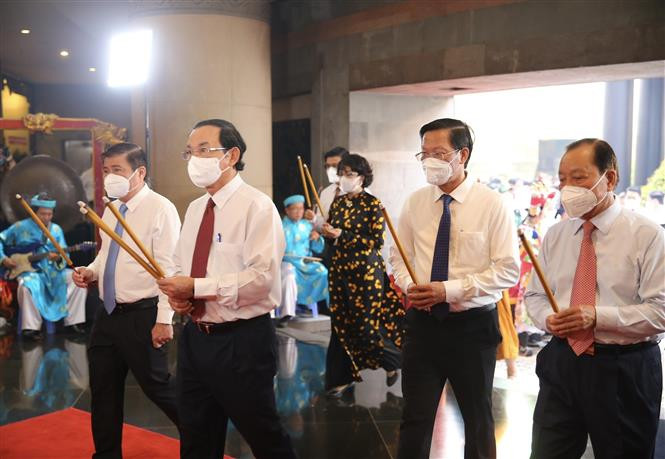 Lãnh đạo Thành phố Hồ Chí Minh và hàng ngàn người dâng hương Giỗ Tổ Hùng Vương