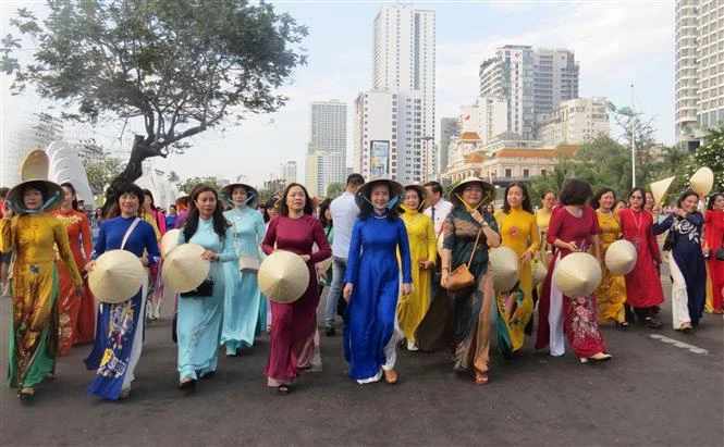 Festival Biển 2023: Hơn 6.000 phụ nữ Khánh Hòa diễu hành tôn vinh áo dài trên phố