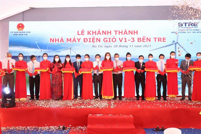 Cắt băng khánh thành nhà máy điện gió đầu tiên tại Bến Tre. Ảnh: Huỳnh Phúc Hậu - TTXVN