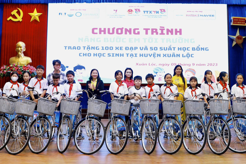 Thanh niên TTXVN trao học bổng cho học sinh nghèo vượt khó ở Đồng Nai
