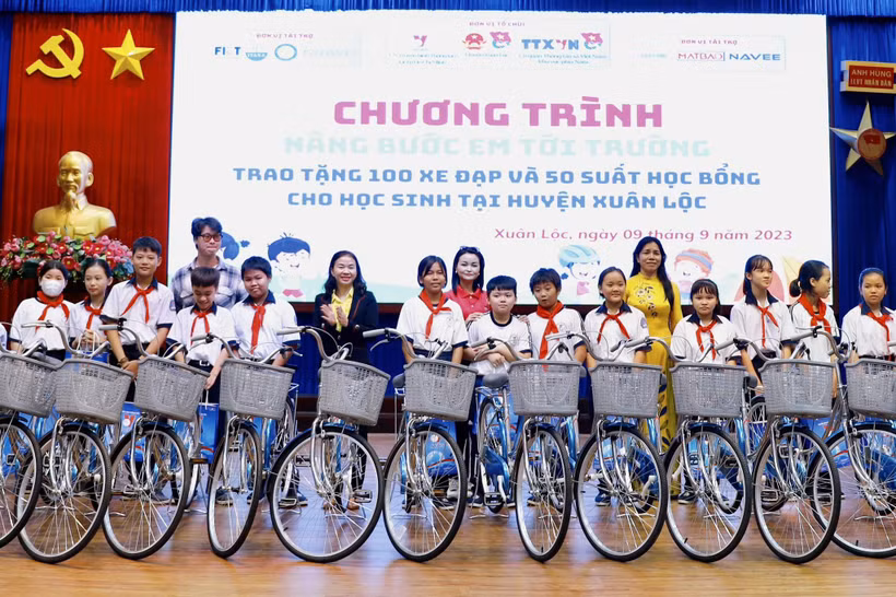 Thanh niên TTXVN trao học bổng cho học sinh nghèo vượt khó ở Đồng Nai