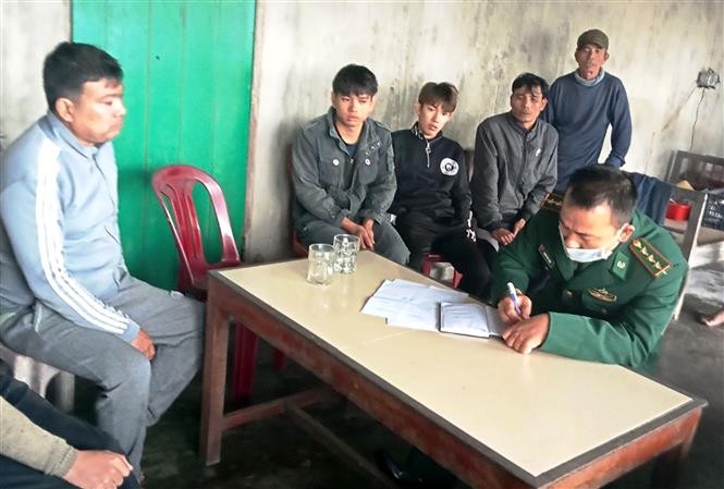Cứu sống 8 ngư dân của tàu cá bị chìm trên biển Quảng Bình