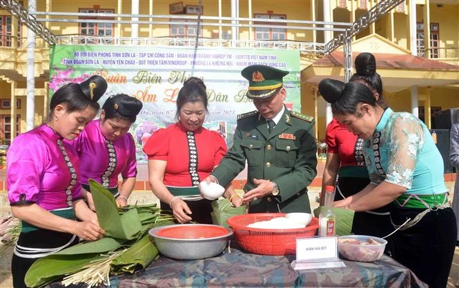 “Xuân Biên phòng ấm lòng dân bản” đến với đồng bào nơi biên giới Sơn La