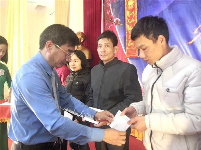 Quan tâm đoàn viên Công đoàn và người lao động dịp Tết