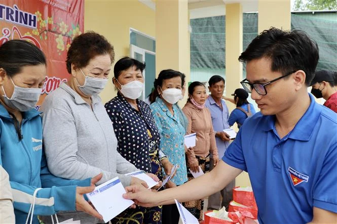Trao yêu thương, gửi Tết đến người khó khăn tại Thành phố Hồ Chí Minh
