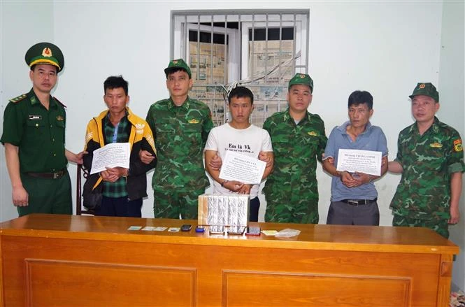 Hà Giang: Bắt quả tang 3 đối tượng vận chuyển trái phép 10 bánh heroin