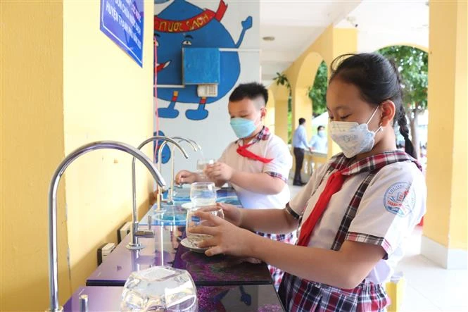 Mang nước sạch đến học đường vùng biển mặn