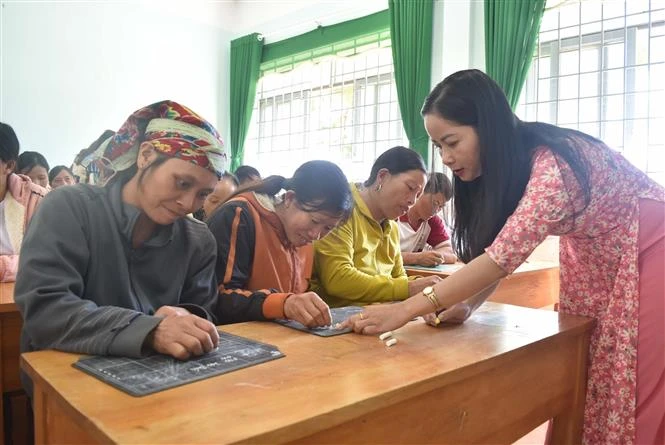 Đắk Nông nỗ lực xóa mù chữ trong đồng bào dân tộc thiểu số