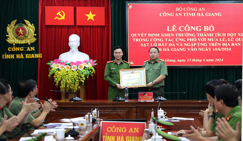 Khen thưởng thành tích đột xuất trong công tác ứng phó với mưa lũ