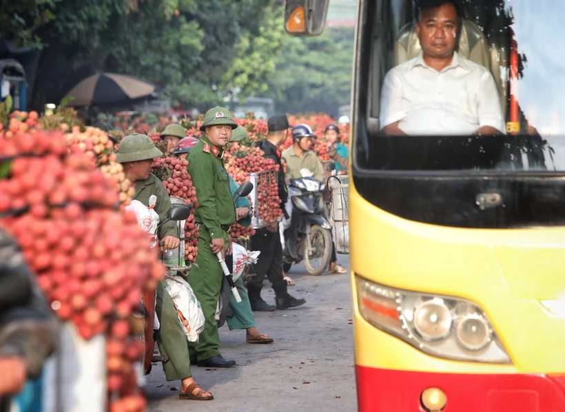 Bắc Giang: Lực lượng chức năng điều tiết giao thông trong cái nắng gay gắt mùa vải chín đỏ