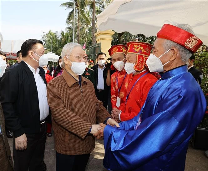 Tổng Bí thư Nguyễn Phú Trọng thăm hỏi nhân dân trên địa bàn dân cư thôn 5, xã Yên Sở, huyện Hoài Đức. Ảnh: Trí Dũng –TTXVN