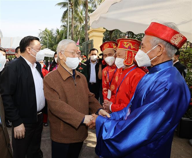 Tổng Bí thư Nguyễn Phú Trọng thăm hỏi nhân dân trên địa bàn dân cư thôn 5, xã Yên Sở, huyện Hoài Đức. Ảnh: Trí Dũng –TTXVN