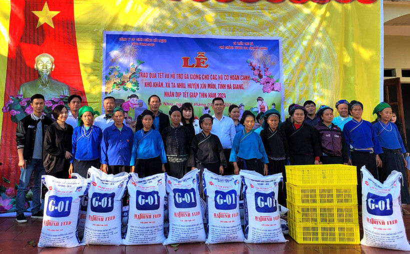 Mang Tết sớm đến với Tả Nhìu 