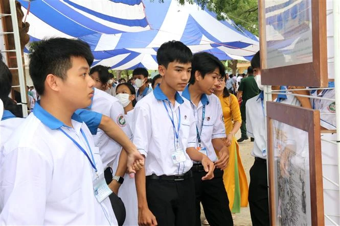 Giới thiệu, phổ biến các tư liệu, bằng chứng lịch sử, pháp lý về chủ quyền biển đảo của Việt Nam