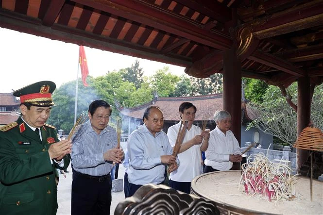 Giỗ Tổ Hùng Vương năm 2022: Chủ tịch nước Nguyễn Xuân Phúc dâng hương Tổ Mẫu Âu Cơ và Quốc tổ Lạc Long Quân