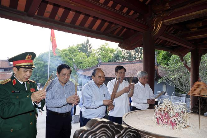 Giỗ Tổ Hùng Vương năm 2022: Chủ tịch nước Nguyễn Xuân Phúc dâng hương Tổ Mẫu Âu Cơ và Quốc tổ Lạc Long Quân
