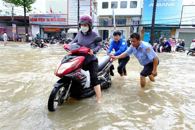Cần Thơ: Triều cường bất ngờ vượt báo động III sớm hơn dự báo