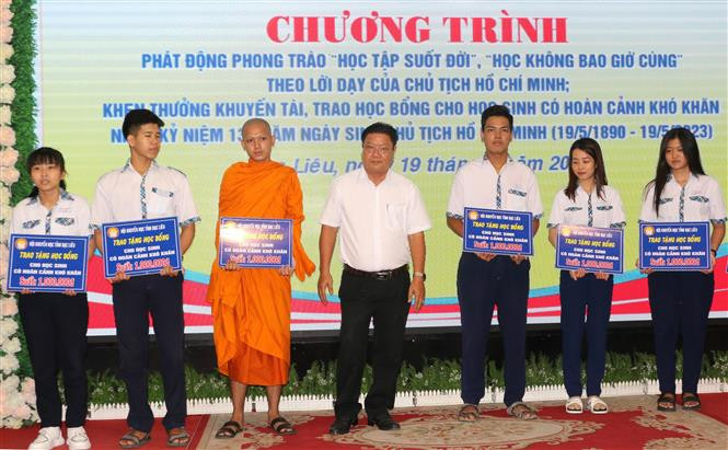 Bạc Liêu: Khen thưởng khuyến tài và trao học bổng cho học sinh có hoàn cảnh khó khăn