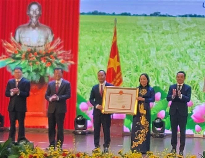 Huyện đạt chuẩn nông thôn mới từ phát triển sản xuất nông nghiệp gắn với du lịch, dịch vụ