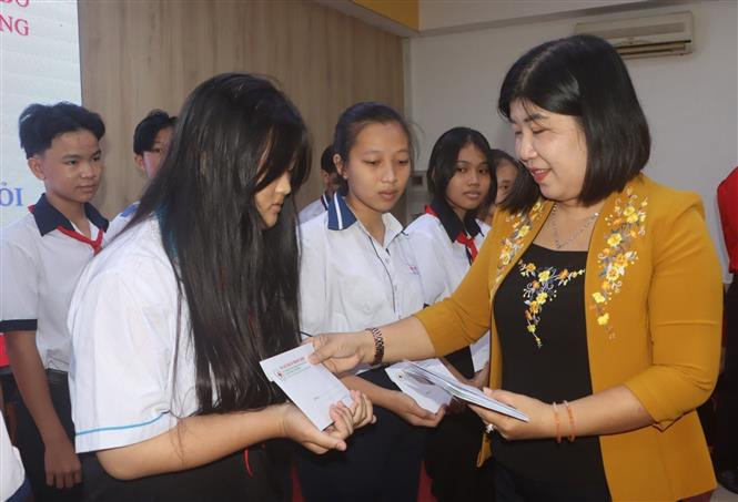 Trao học bổng cho học sinh nghèo vùng dân tộc thiểu số vượt khó học giỏi ở Sóc Trăng