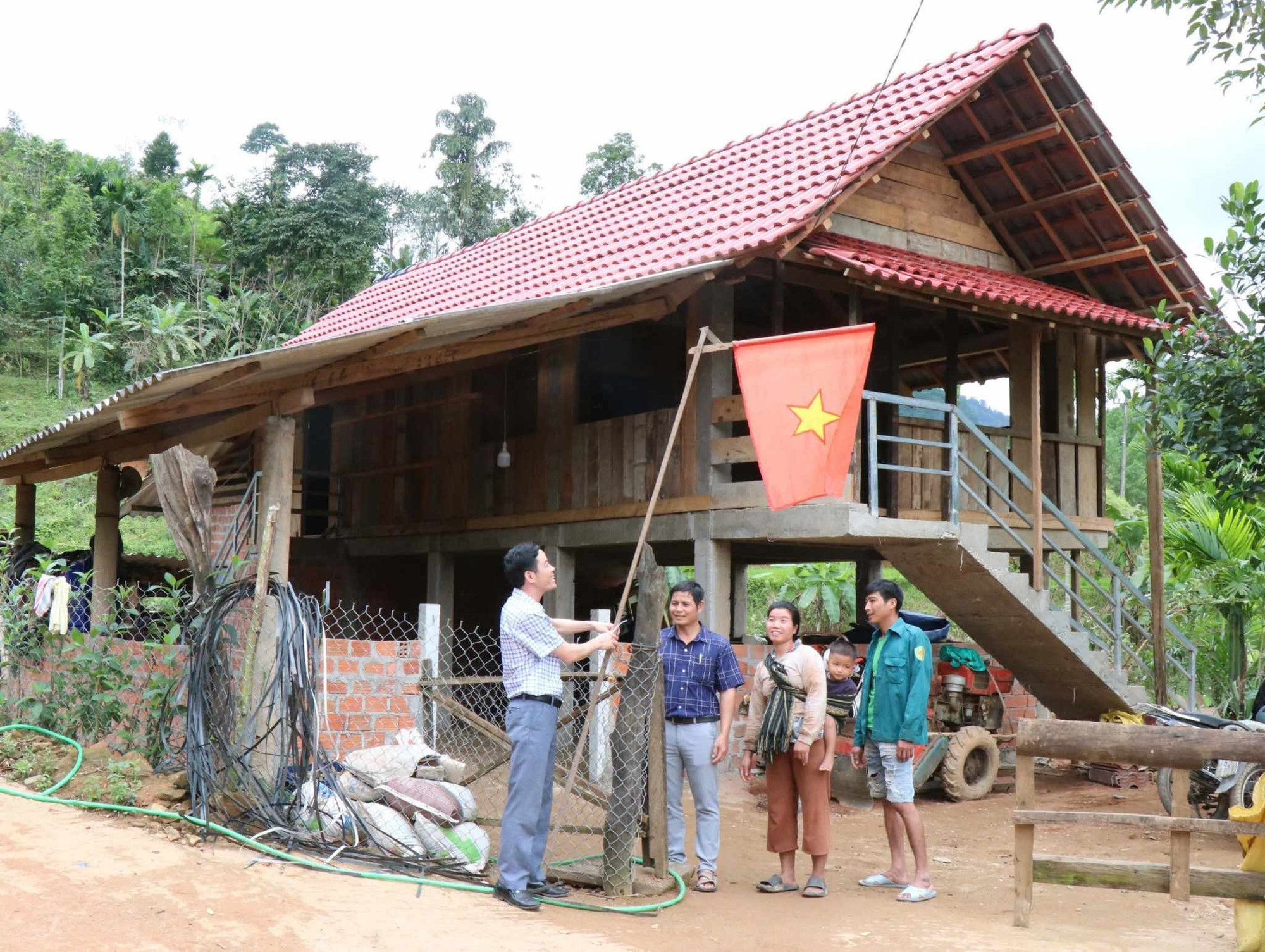 Đồng bào vùng cao có mái ấm vững chãi từ chương trình xóa nhà tạm giúp người dân thay đổi tư duy sinh hoạt, khát vọng vươn lên thoát nghèo. nha-tam-17525a.jpg
