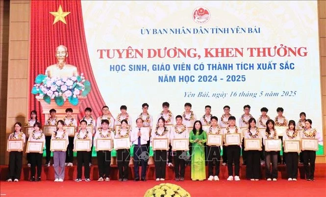 Yên Bái tuyên dương 218 học sinh và giáo viên có thành tích xuất sắc