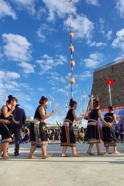 Đồng bào Bahnar hân hoan đón nhà Rông mới