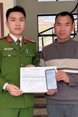 Công an hỗ trợ người dân trả lại tiền người khác chuyển nhầm