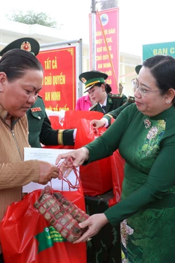 Xuân Biên phòng thiết thực hỗ trợ đồng bào vùng biên giới biển