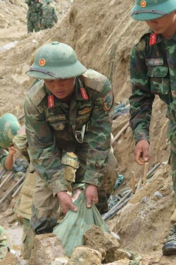 Quảng Ngãi: Mở đường vào 5 thôn bị cô lập