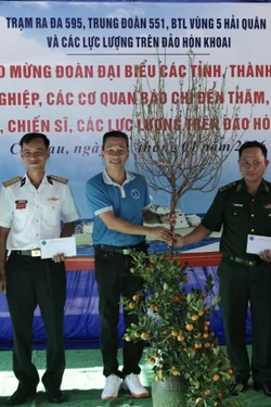 Sắc xuân trên đảo Hòn Khoai