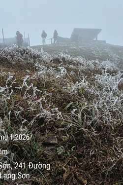 Xuất hiện băng tuyết trên đỉnh Mẫu Sơn