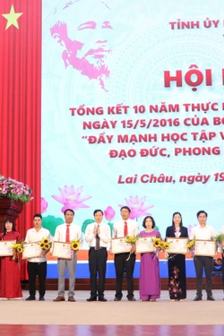 Biểu dương, khen thưởng nhiều tấm gương học và làm theo Bác